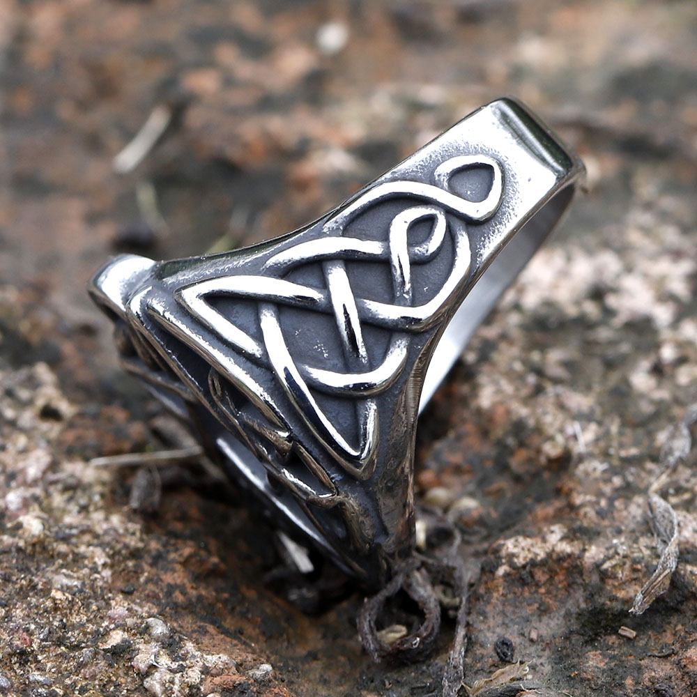 Side profile of the thick band of the unisex punk rock style pentagram ring.