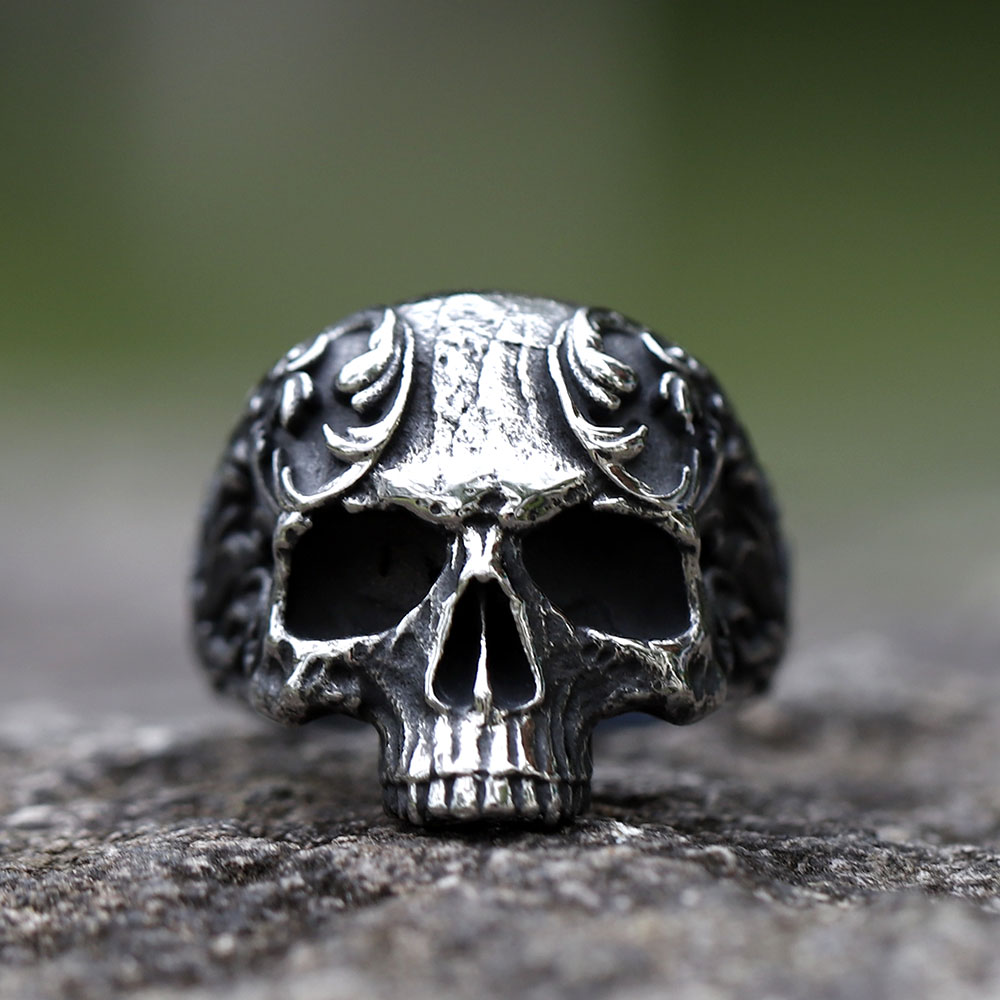 Detailed view of the upper part of the 316L stainless steel skull ring, highlighting the ornate gothic patterns.