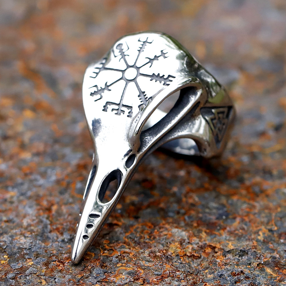 Detailed view of the raven head's side and the Vegvisir symbol on the men's Viking ring.